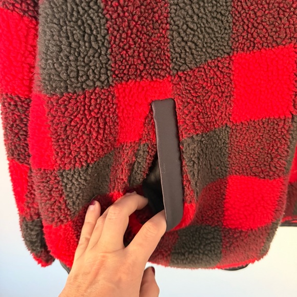 ⭐️ Abercrombie & Fitch Red and Black Buffalo Plaid Zip-Up Pull Over - Picture 4 of 6